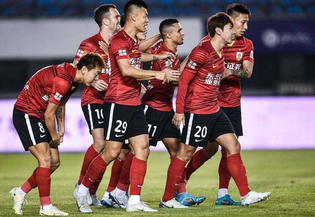 包含田径夜战：瓯越飞鹰队鏖战庐州犀牛队，速度优势明显禁区内连续解围的词条